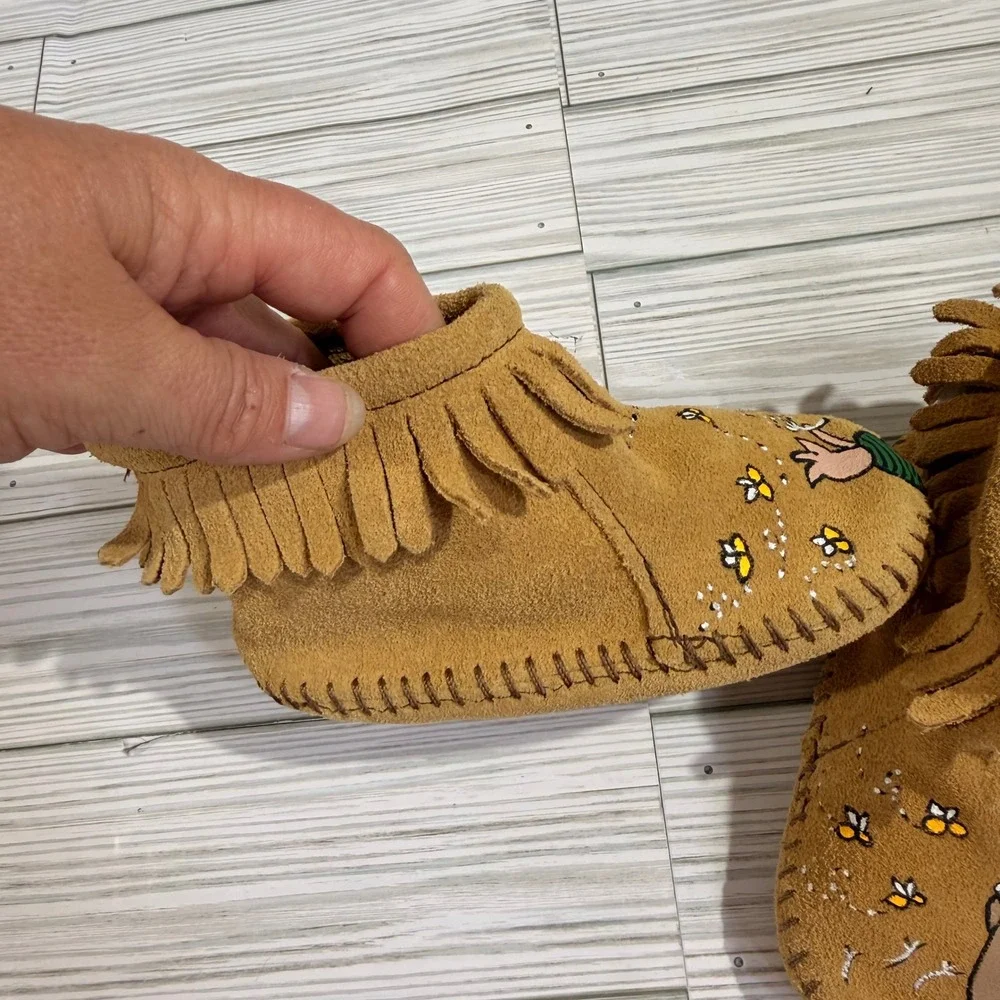 Minnetonka Toddler Suede Fringe Moccasins Winnie the Pooh Piglet Painted Sz 6